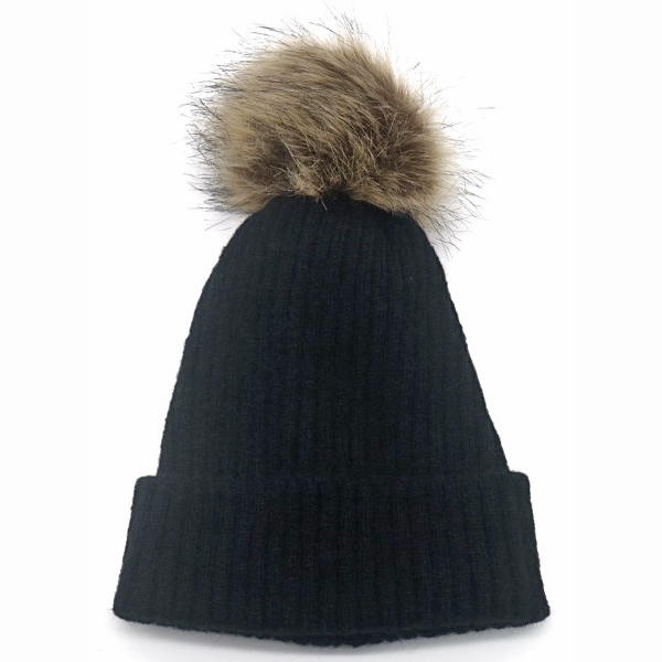 Zwarte muts met bruine pompon