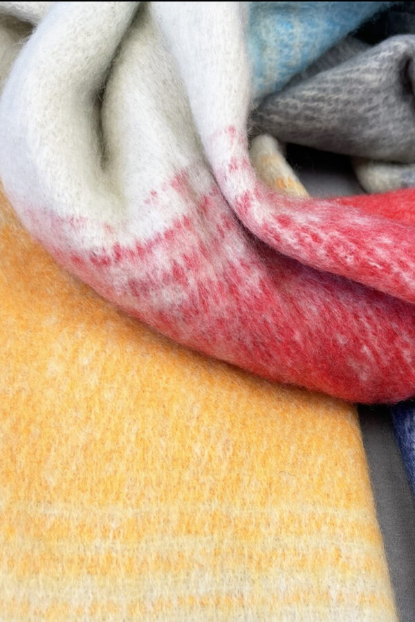 Gestreepte sjaal rood geel blauw wit