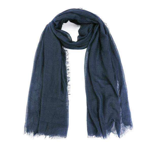 Donkerblauw zomersjaaltje wat ook als sarong of pareo gedragen kan worden