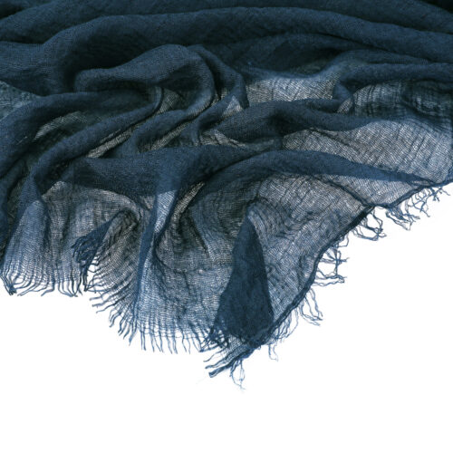 Donkerblauw zomersjaaltje wat ook als sarong of pareo gedragen kan worden