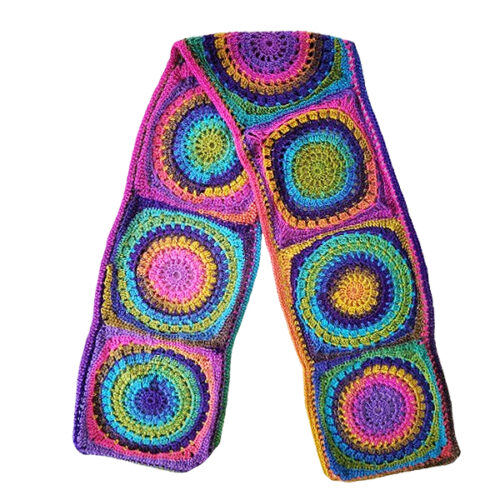 handgemaakte gehaakte sjaal in vrolijke kleuren