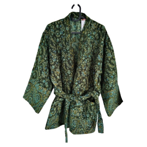Groen kimonojasje met bloemen en paisleyprint