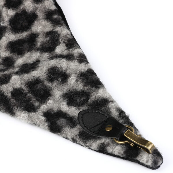 omslagdoek panter-imitatiebont zwart-grijs Dubbelzijdige omslagdoek met aan de ene kant faux fur en de andere kant panterstof