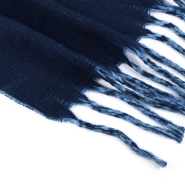 Dubbelzijdige wintersjaal met franjes. Donkerblauw met lichtblauw.