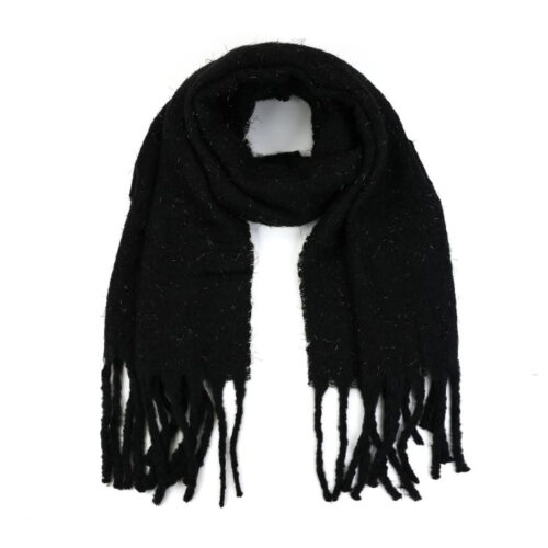 Zwarte wintersjaal met glimmend draadje en franjes aan de onderkant.