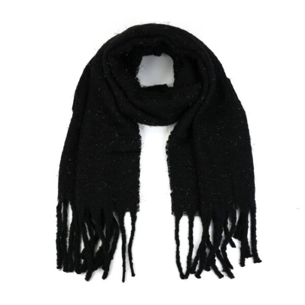 Zwarte wintersjaal met franjes Zwarte wintersjaal met glimmend draadje en franjes aan de onderkant.