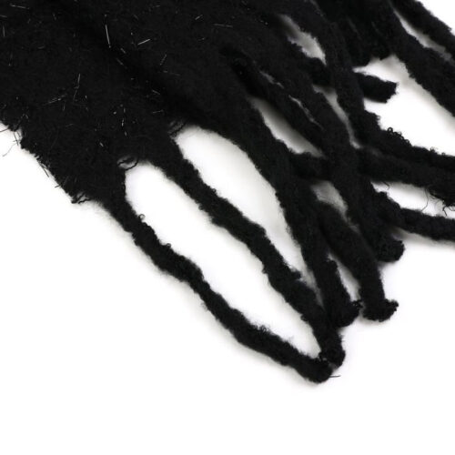 Zwarte wintersjaal met glimmend draadje en franjes aan de onderkant.