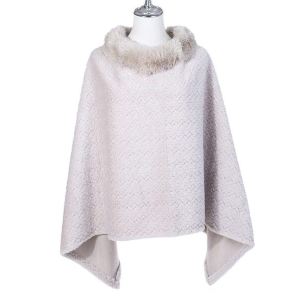 Poncho Celina beige Mooie beige poncho van imitatiebont met zichzagmotief