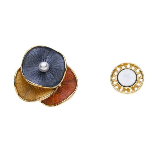 Mooie magneet broche met verschillend kleuren en goudkleurige accenten