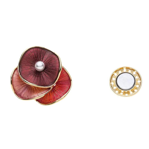 Mooie donkerrode magneetbroche met goudkleurige accenten