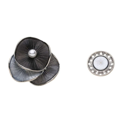 Mooie zwart/grijze magneetbroche met zilverkleurige accenten