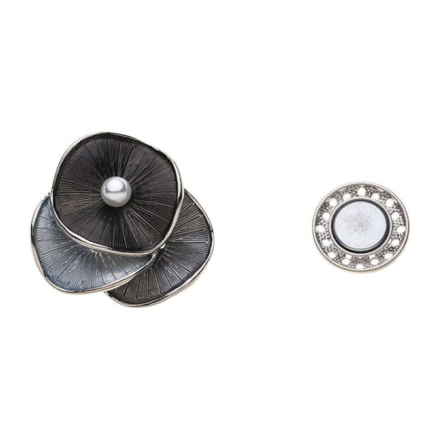 Magneetbroche enya grijs zwart Mooie zwart/grijze magneetbroche met zilverkleurige accenten