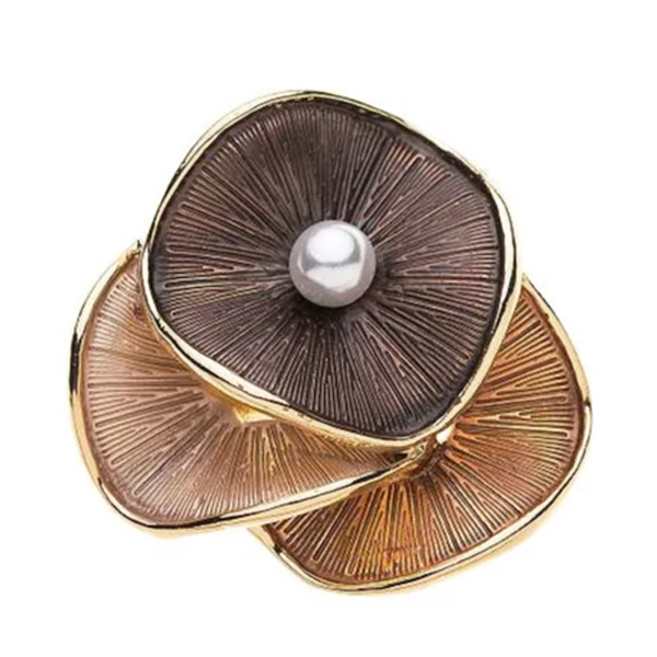 Magneetbroche enya bruin Mooie bruine magneetbroche met goudkleurige accenten