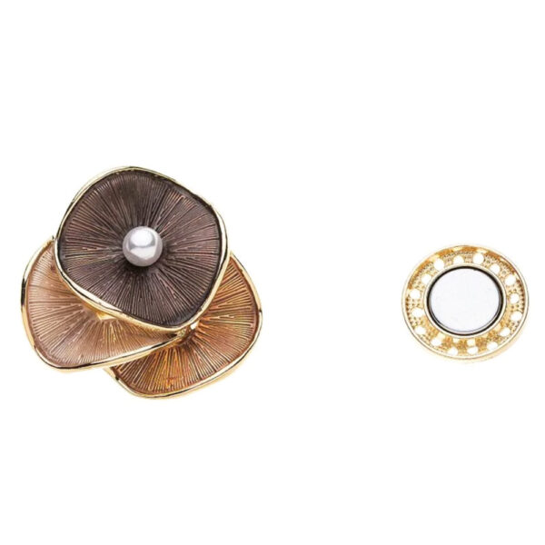magneetbroche enya bruin Mooie bruine magneetbroche met goudkleurige accenten