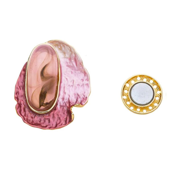 magneetbroche judith roze mooie roze magneetbroche met goudkleurige accenten en een grote steen.