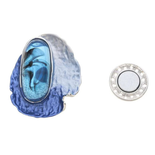 mooie blauwe magneetbroche met zilverkleurige accenten en een grote steen.