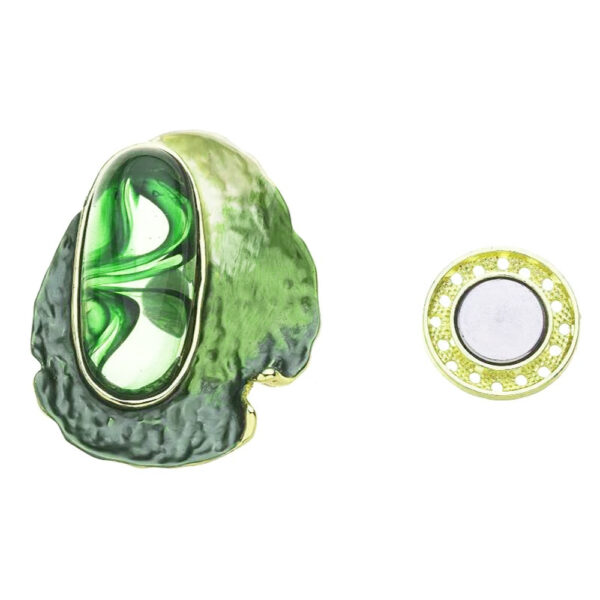 magneetbroche judith groen goud mooie groene magneetbroche met goudkleurige accenten en een grote steen.