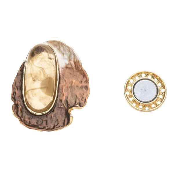 magneetbroche Judith bruin goud mooie bruine magneetbroche met goudkleurige accenten en een grote steen.