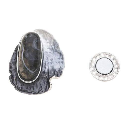 mooie grijze magneetbroche met zilverkleurige accenten en een grote steen.