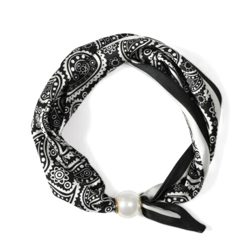 Magneetsjaal paisley en bloemen zwart wit leuk sjaaltje wat je kunt vastmaken met de magneet in de kraal.