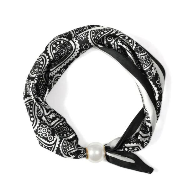 Magneetsjaal paisley en bloemen zwart wit leuk sjaaltje wat je kunt vastmaken met de magneet in de kraal.
