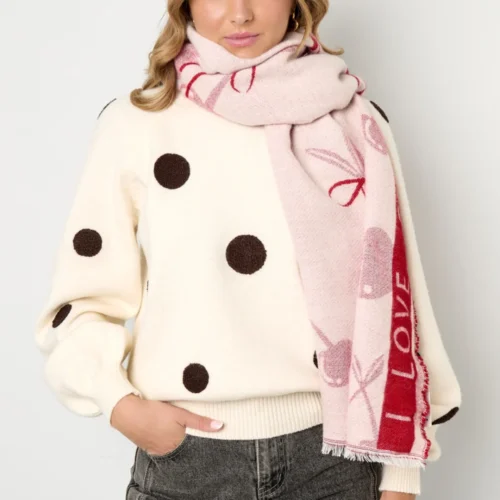 Sjaal met kersenprint en de tekst I love cherry in creme met rood